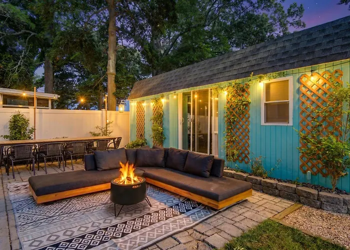 Huge Beach Bungalow- Yard, Beach Pass, King Beds